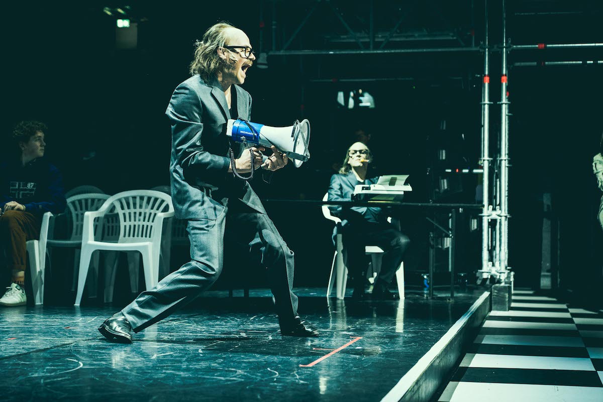 Die Hamletmaschine – Staatstheater Kassel –  Florentine Klepper und Valentin Alfery choreografieren auf der Basis von Wolfgang Rihm und Heiner Müller ein opulentes Fest des politischen Scheiterns